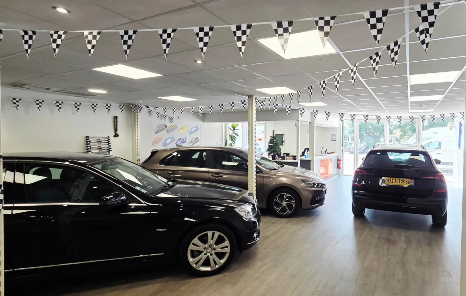 Le showroom Okaz Autos 66 à Saleilles, véhicules d'occasion en exposition